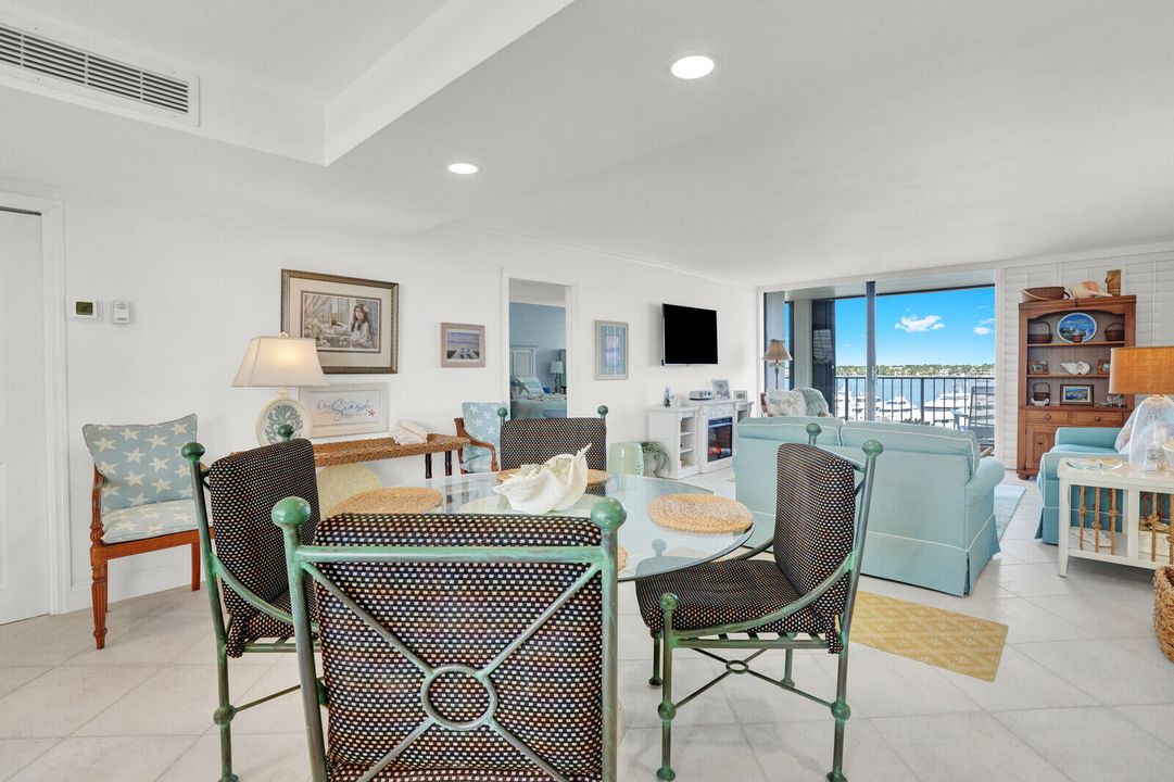 待售: $384,000 (1 贝兹, 1 浴室, 996 平方英尺)