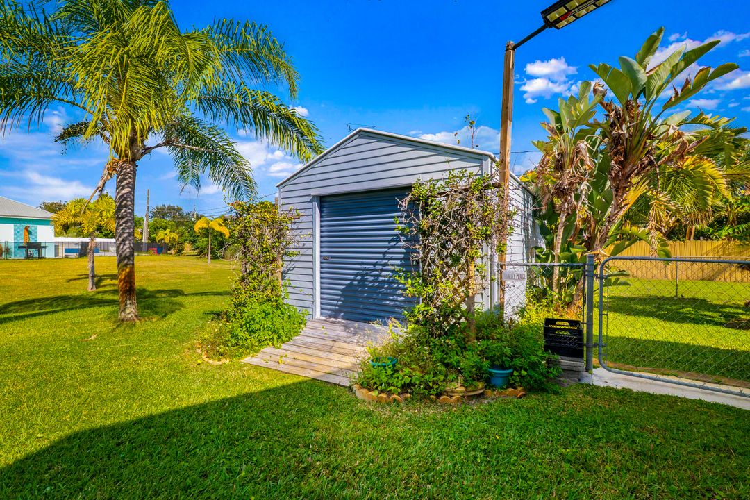 Active With Contract: $459,900 (3 beds, 2 baths, 1569 Square Feet)