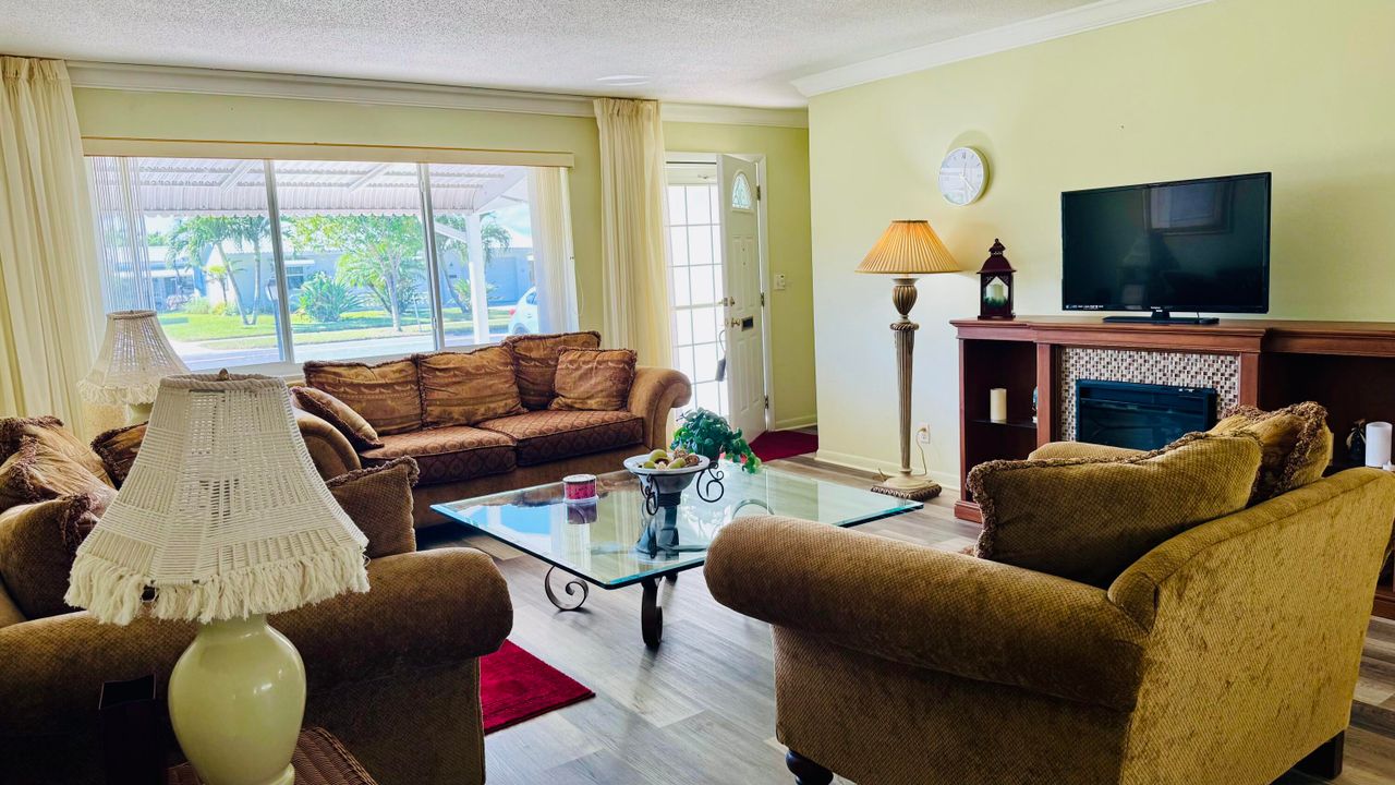 Active With Contract: $2,500 (2 beds, 2 baths, 1428 Square Feet)