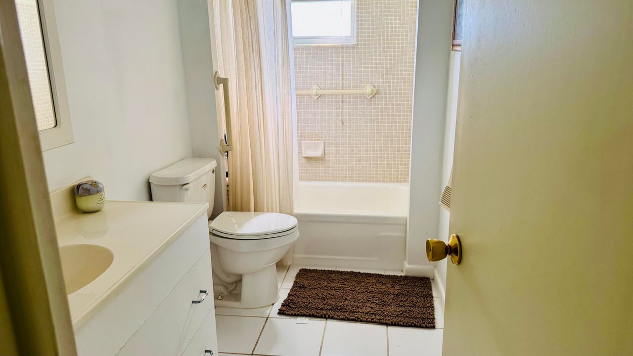 Active With Contract: $2,500 (2 beds, 2 baths, 1428 Square Feet)