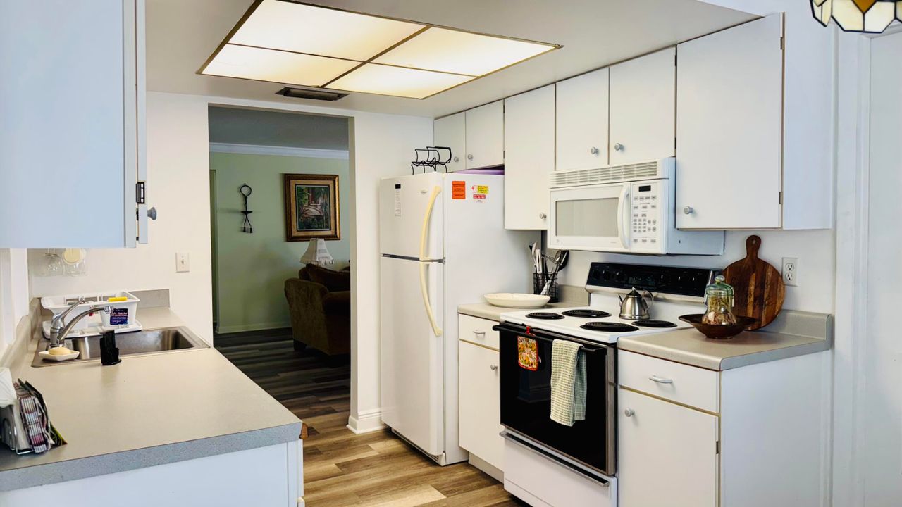 Active With Contract: $2,500 (2 beds, 2 baths, 1428 Square Feet)