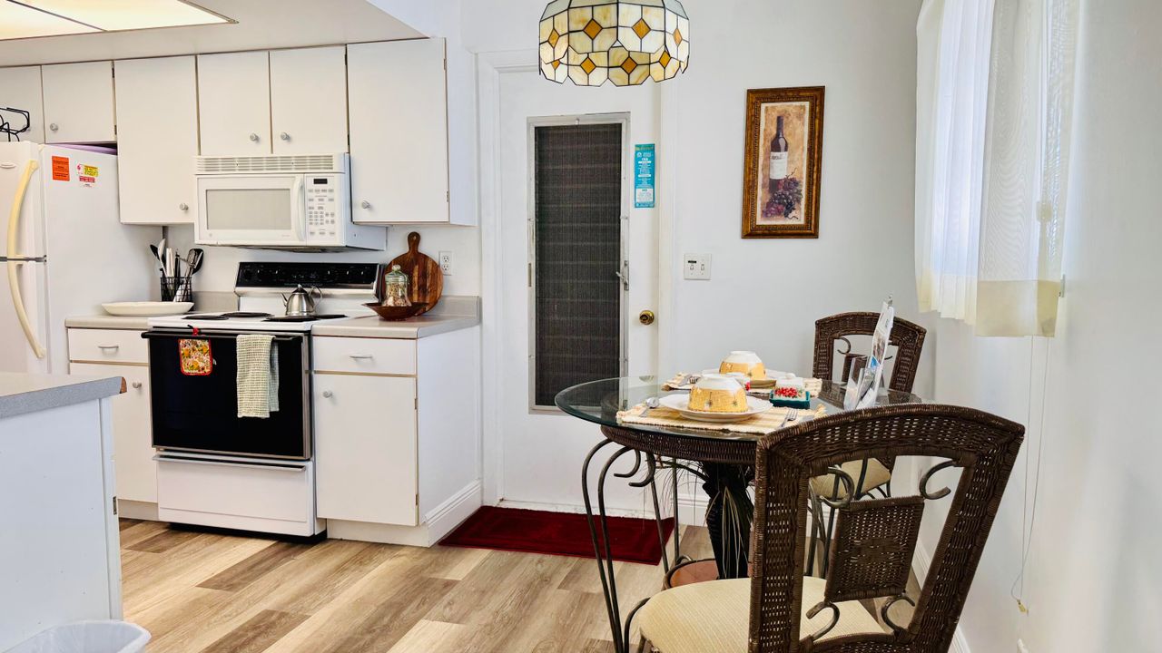 Active With Contract: $2,500 (2 beds, 2 baths, 1428 Square Feet)