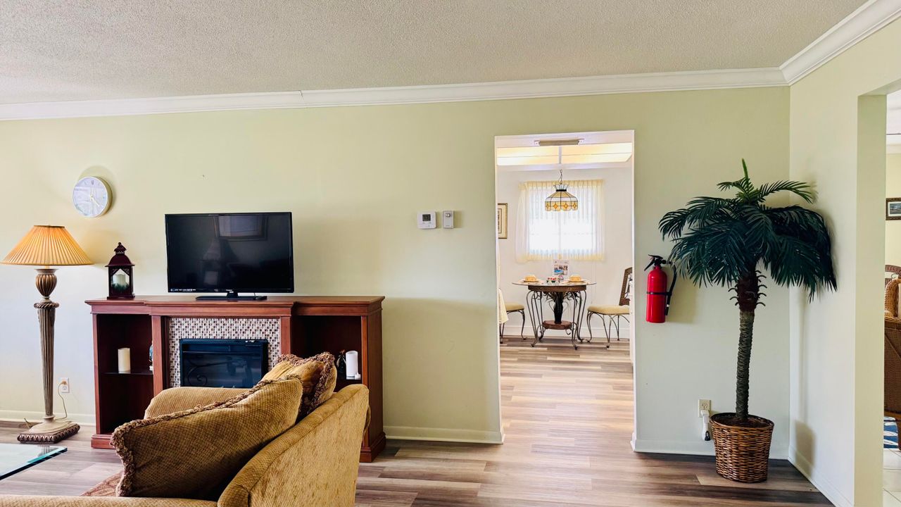 Active With Contract: $2,500 (2 beds, 2 baths, 1428 Square Feet)