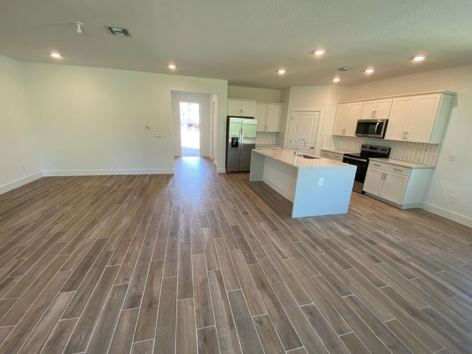 合同活跃: $619,000 (3 贝兹, 2 浴室, 1641 平方英尺)