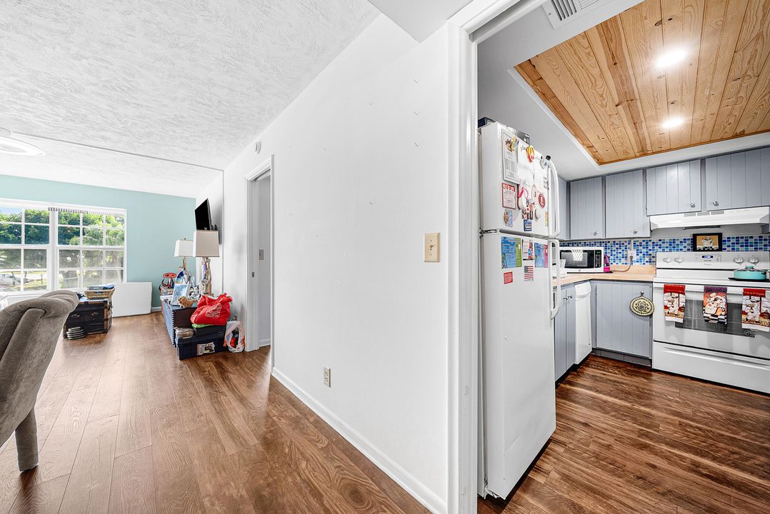 For Sale: $180,000 (2 beds, 2 baths, 959 Square Feet)