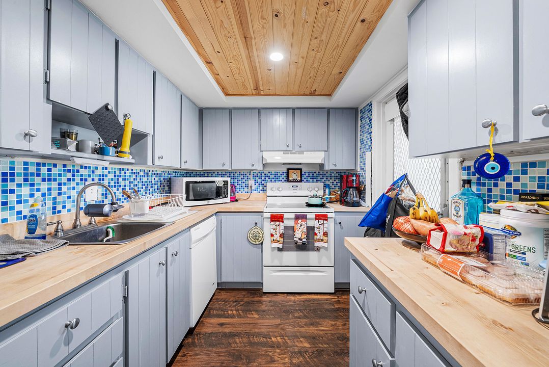 For Sale: $180,000 (2 beds, 2 baths, 959 Square Feet)