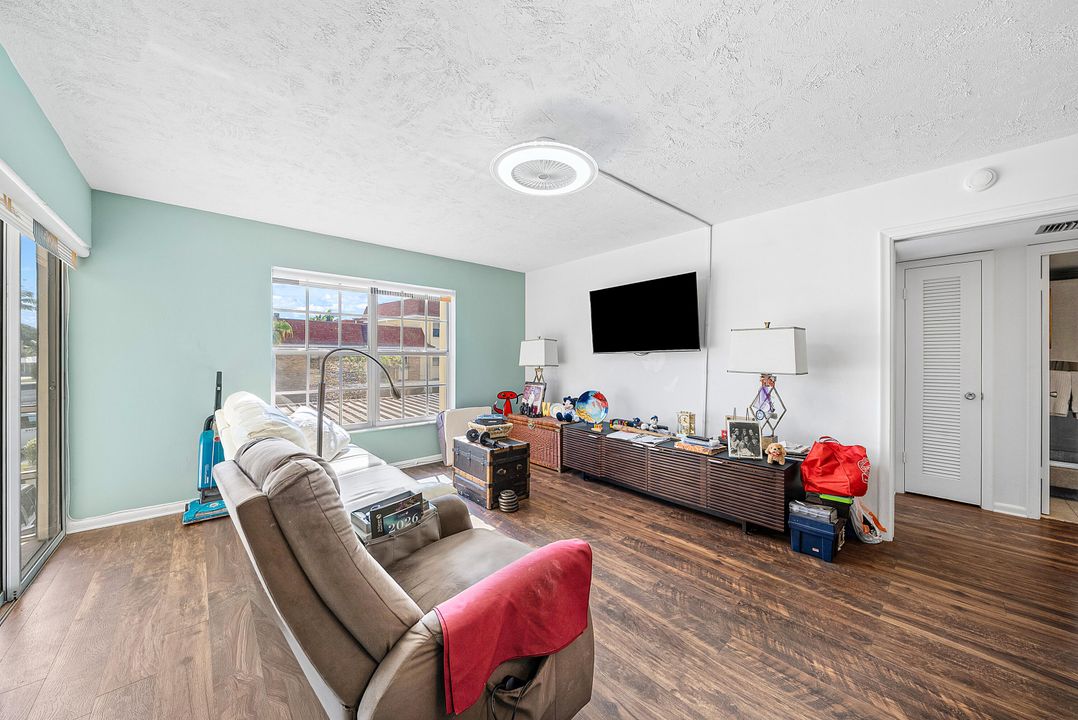 For Sale: $180,000 (2 beds, 2 baths, 959 Square Feet)