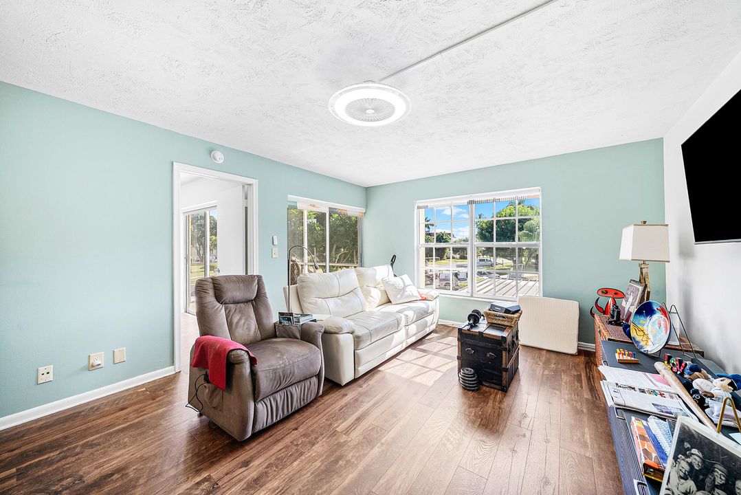 For Sale: $180,000 (2 beds, 2 baths, 959 Square Feet)