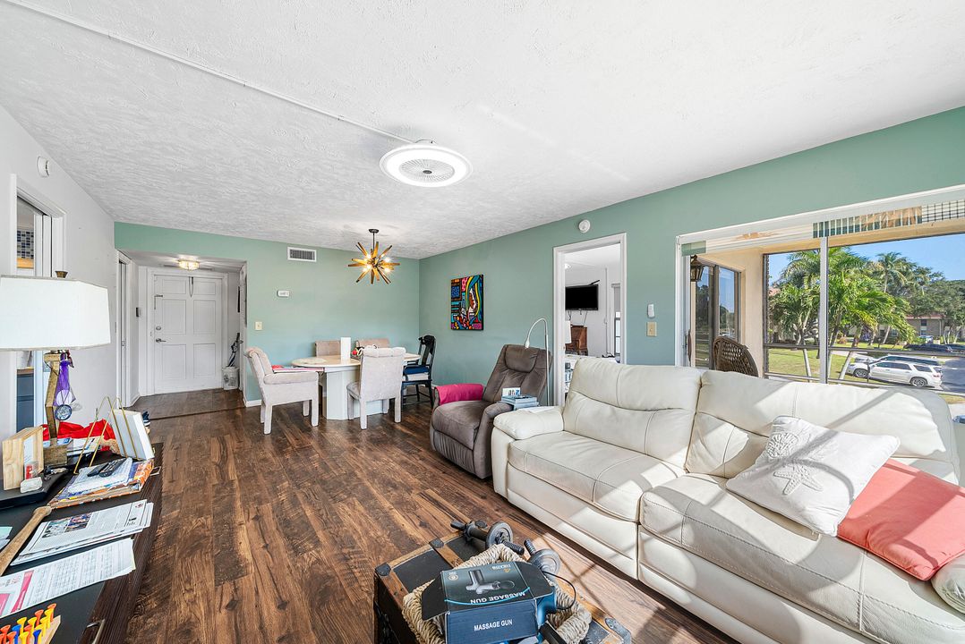 For Sale: $180,000 (2 beds, 2 baths, 959 Square Feet)