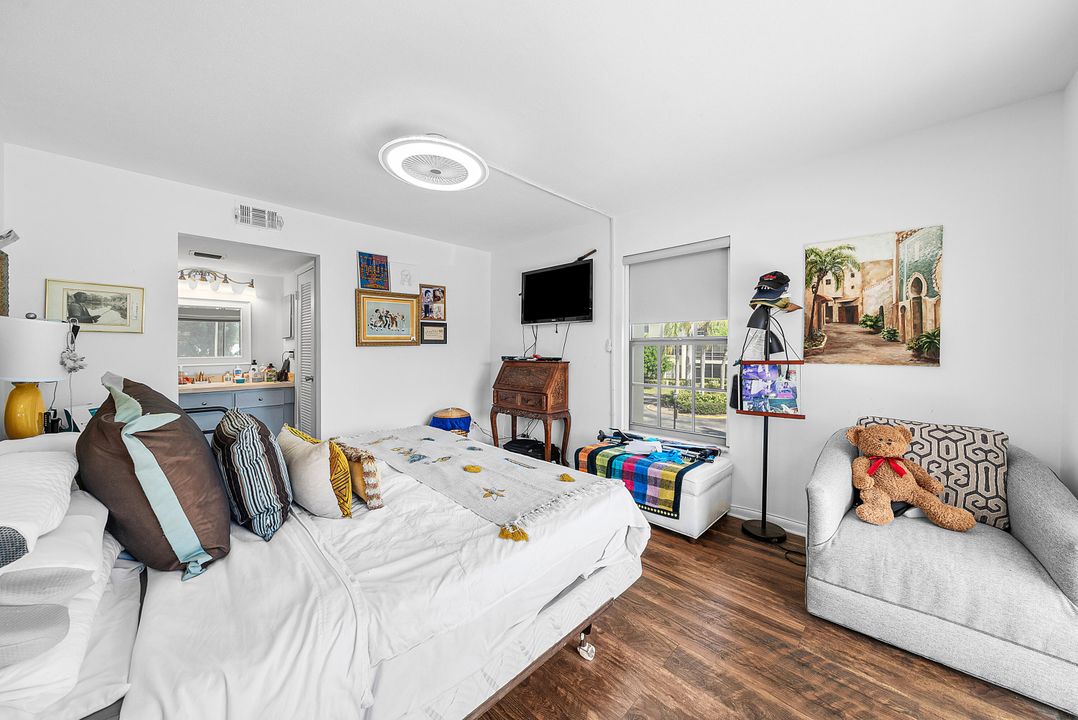 For Sale: $180,000 (2 beds, 2 baths, 959 Square Feet)