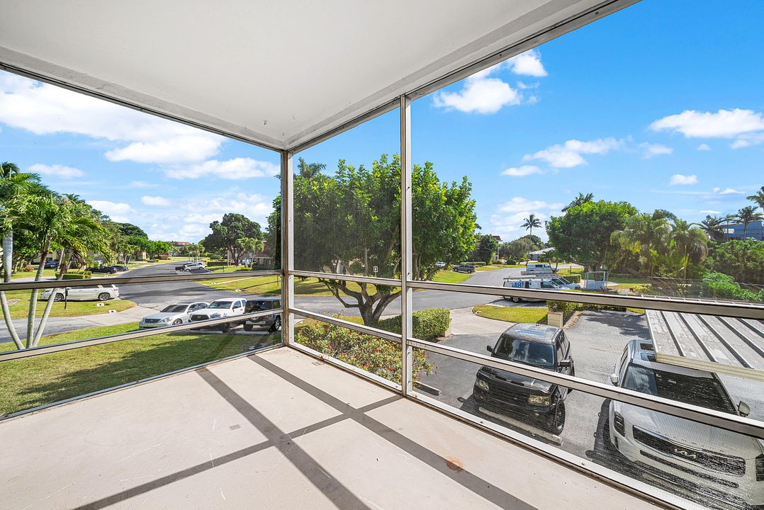 For Sale: $180,000 (2 beds, 2 baths, 959 Square Feet)