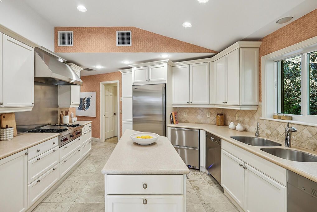 For Sale: $34,900,000 (6 beds, 7 baths, 4675 Square Feet)