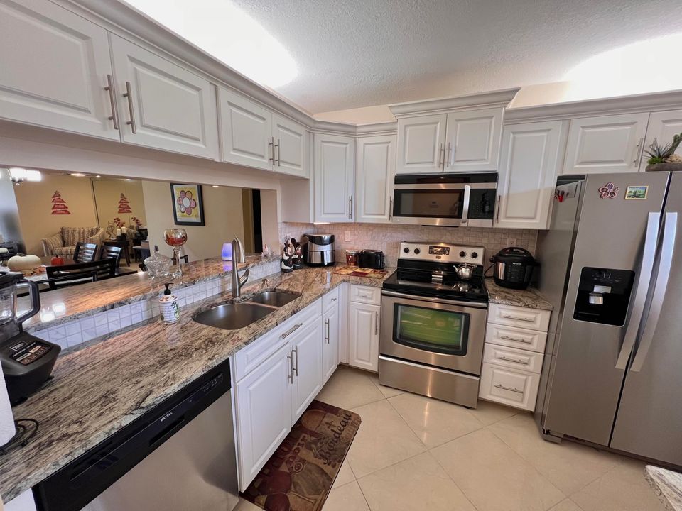 待售: $230,000 (2 贝兹, 2 浴室, 1300 平方英尺)