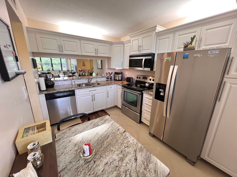 待售: $230,000 (2 贝兹, 2 浴室, 1300 平方英尺)