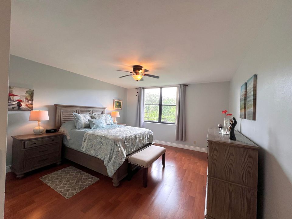 待售: $230,000 (2 贝兹, 2 浴室, 1300 平方英尺)