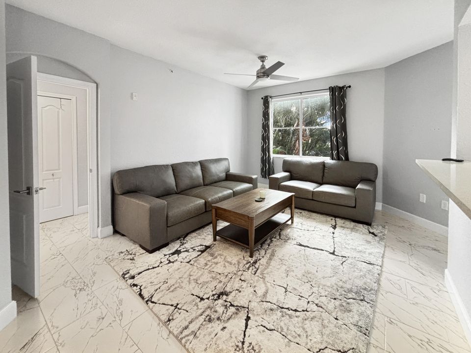 合同活跃: $1,980 (1 贝兹, 1 浴室, 815 平方英尺)