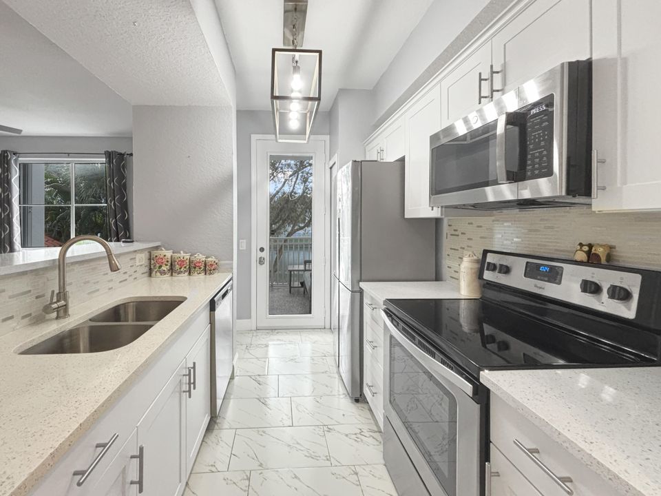 合同活跃: $1,980 (1 贝兹, 1 浴室, 815 平方英尺)