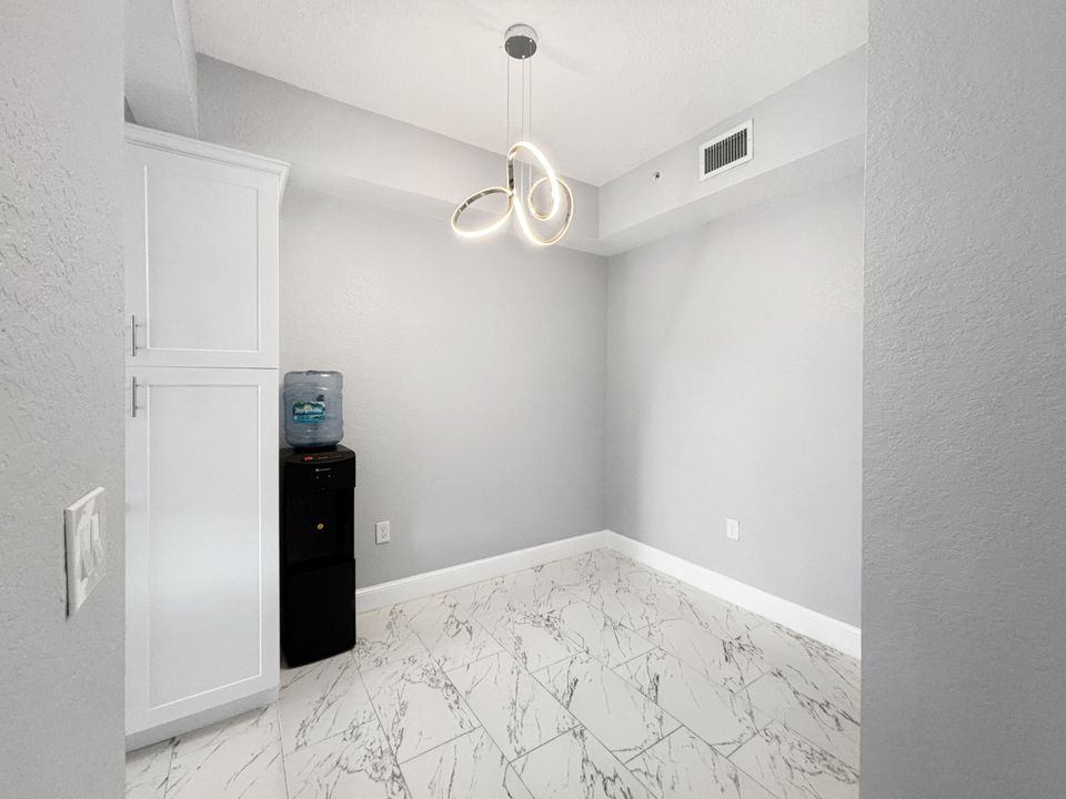 合同活跃: $1,980 (1 贝兹, 1 浴室, 815 平方英尺)