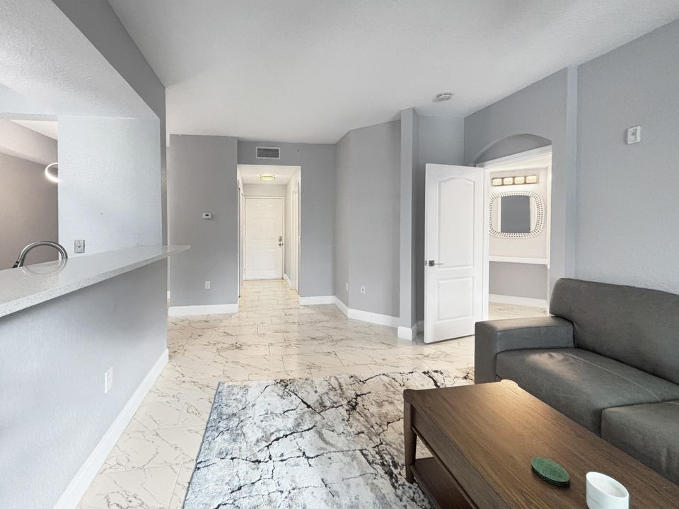 合同活跃: $1,980 (1 贝兹, 1 浴室, 815 平方英尺)