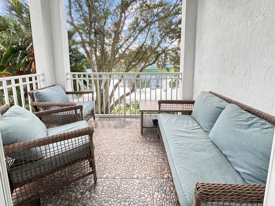 合同活跃: $1,980 (1 贝兹, 1 浴室, 815 平方英尺)