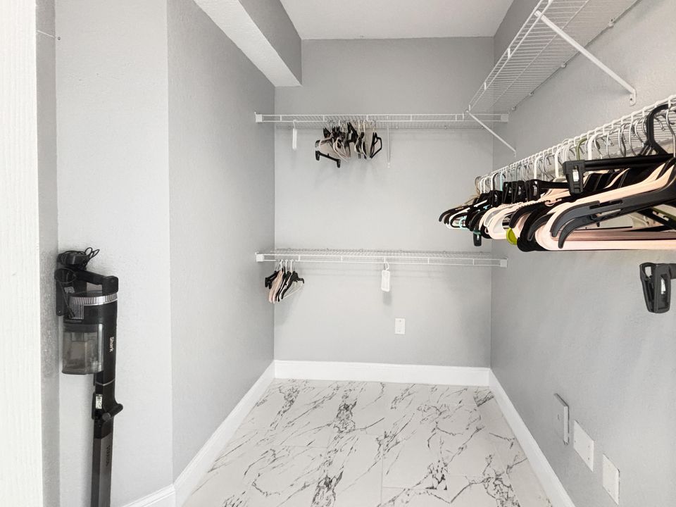 合同活跃: $1,980 (1 贝兹, 1 浴室, 815 平方英尺)