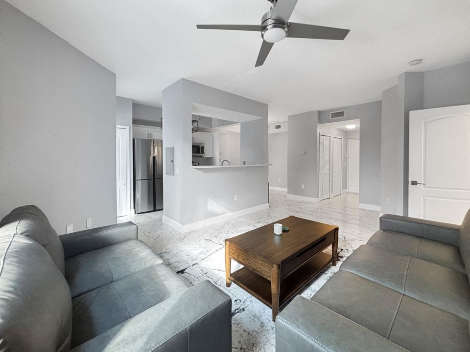 合同活跃: $1,980 (1 贝兹, 1 浴室, 815 平方英尺)