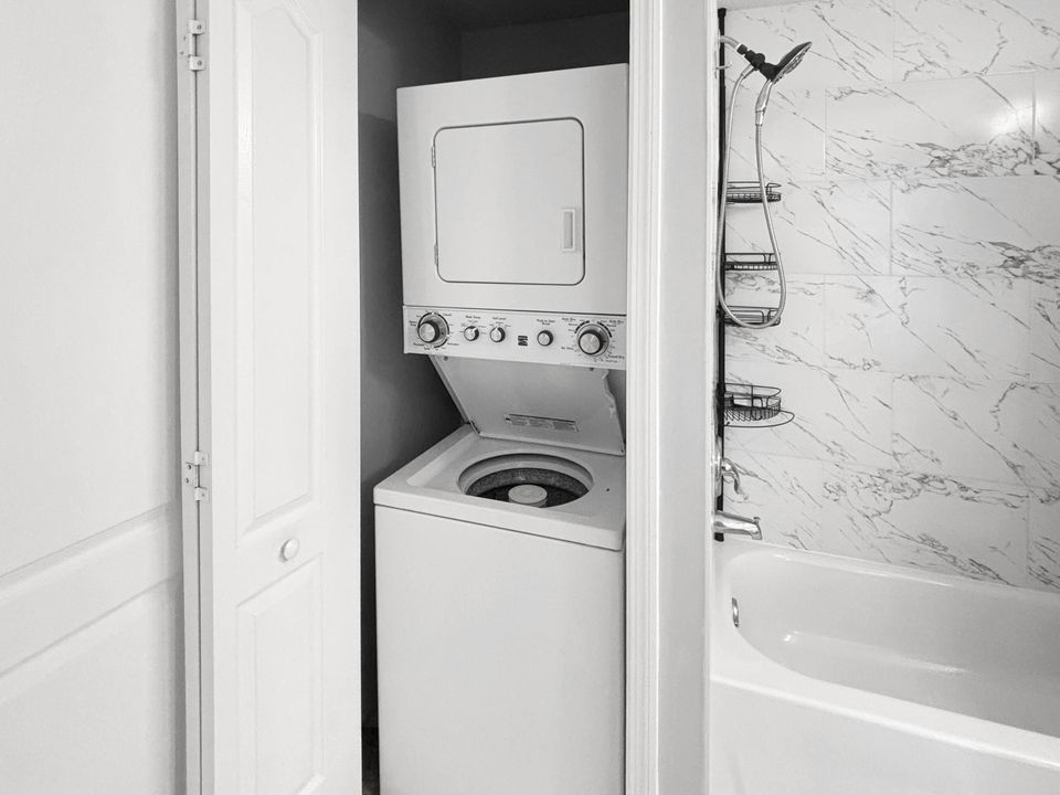 合同活跃: $1,980 (1 贝兹, 1 浴室, 815 平方英尺)