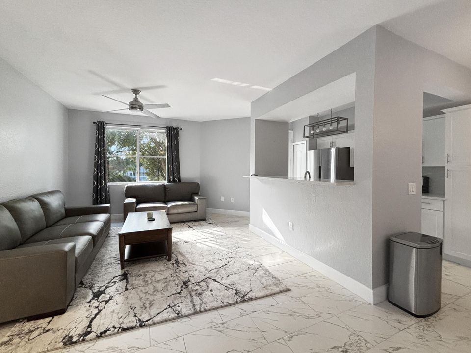 合同活跃: $1,980 (1 贝兹, 1 浴室, 815 平方英尺)