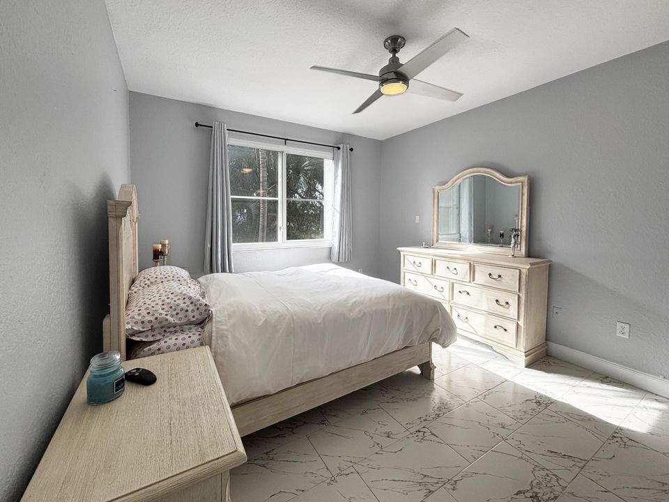 合同活跃: $1,980 (1 贝兹, 1 浴室, 815 平方英尺)