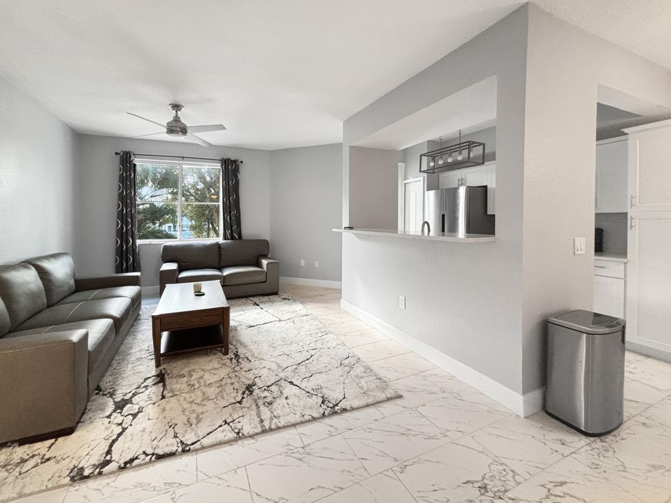 合同活跃: $1,980 (1 贝兹, 1 浴室, 815 平方英尺)