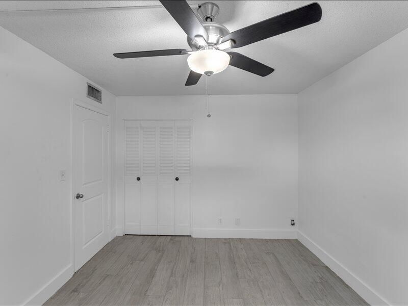 Active With Contract: $125,000 (2 beds, 2 baths, 894 Square Feet)