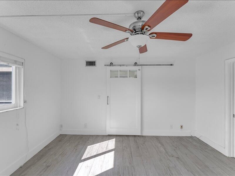 Active With Contract: $125,000 (2 beds, 2 baths, 894 Square Feet)