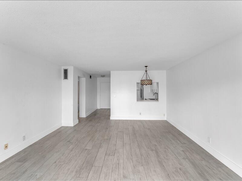 Active With Contract: $125,000 (2 beds, 2 baths, 894 Square Feet)