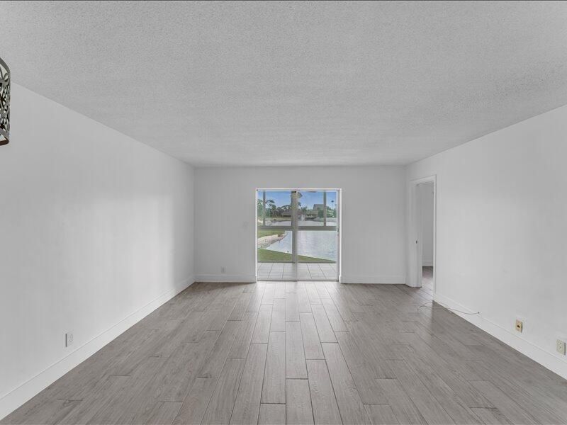 Active With Contract: $125,000 (2 beds, 2 baths, 894 Square Feet)