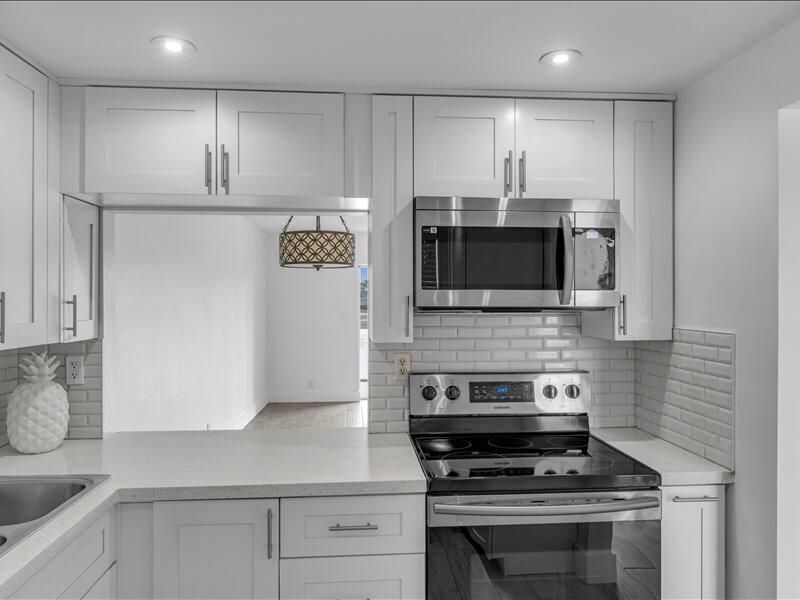 Active With Contract: $125,000 (2 beds, 2 baths, 894 Square Feet)