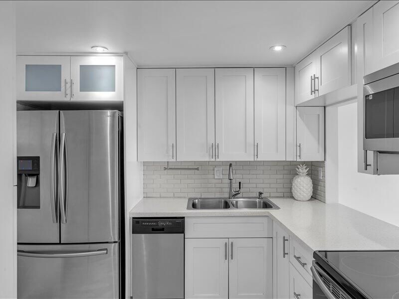 Active With Contract: $125,000 (2 beds, 2 baths, 894 Square Feet)