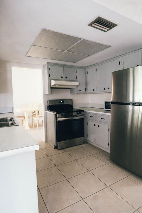 Active With Contract: $310,000 (2 beds, 2 baths, 1639 Square Feet)