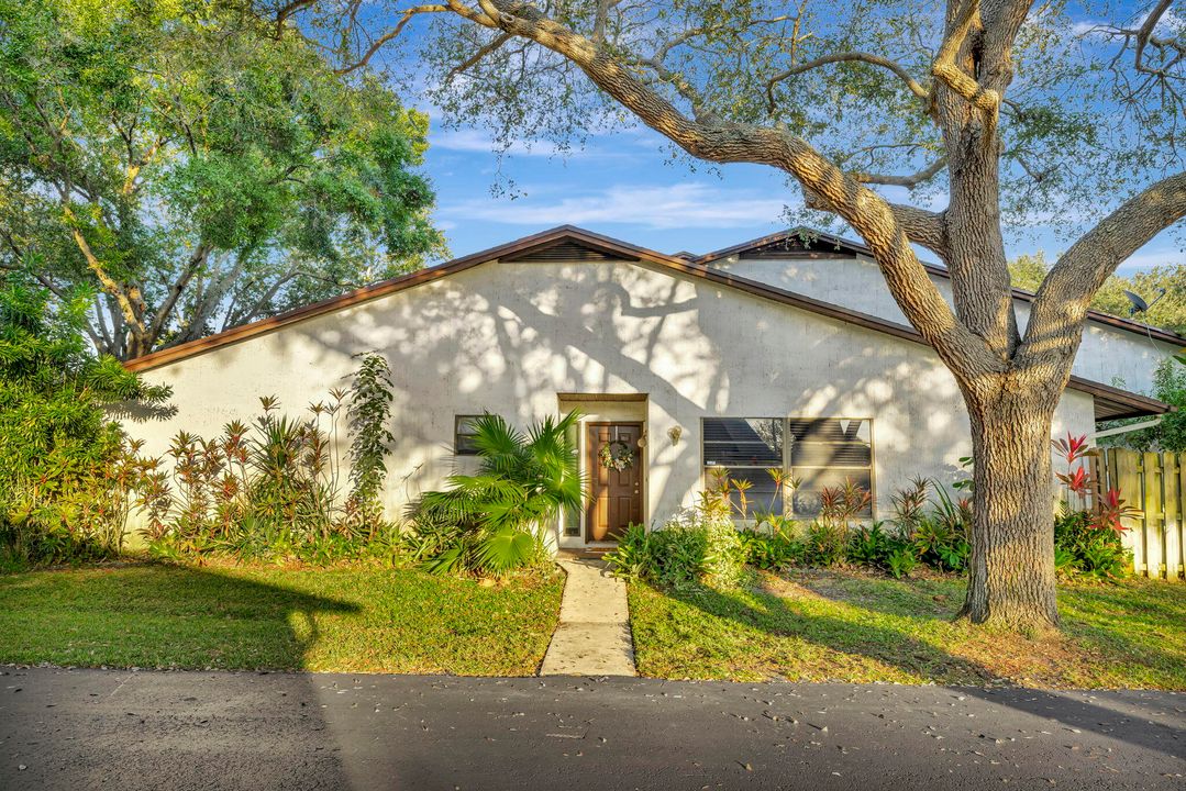 For Sale: $215,000 (2 beds, 2 baths, 1354 Square Feet)