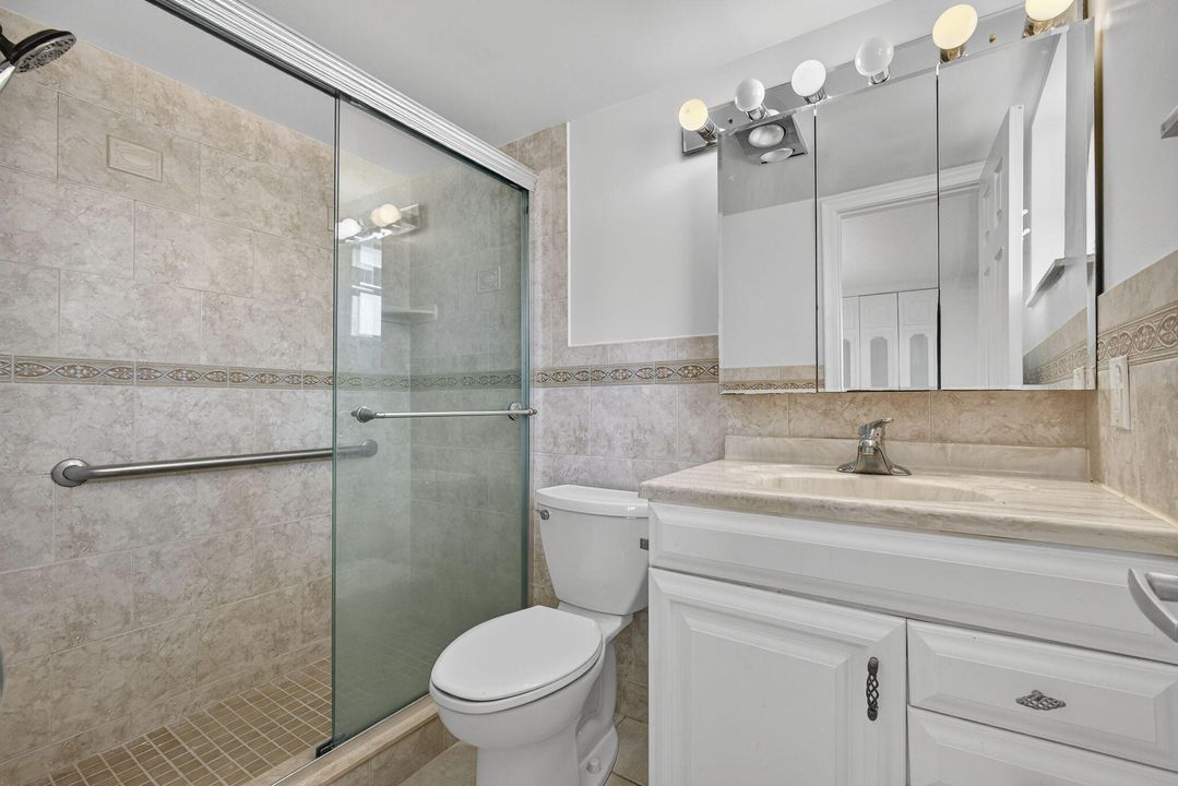 На продажу: $159,900 (1 спален, 1 ванн, 837 Квадратных фут)