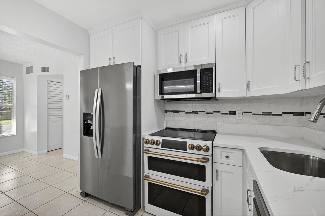 На продажу: $159,900 (1 спален, 1 ванн, 837 Квадратных фут)