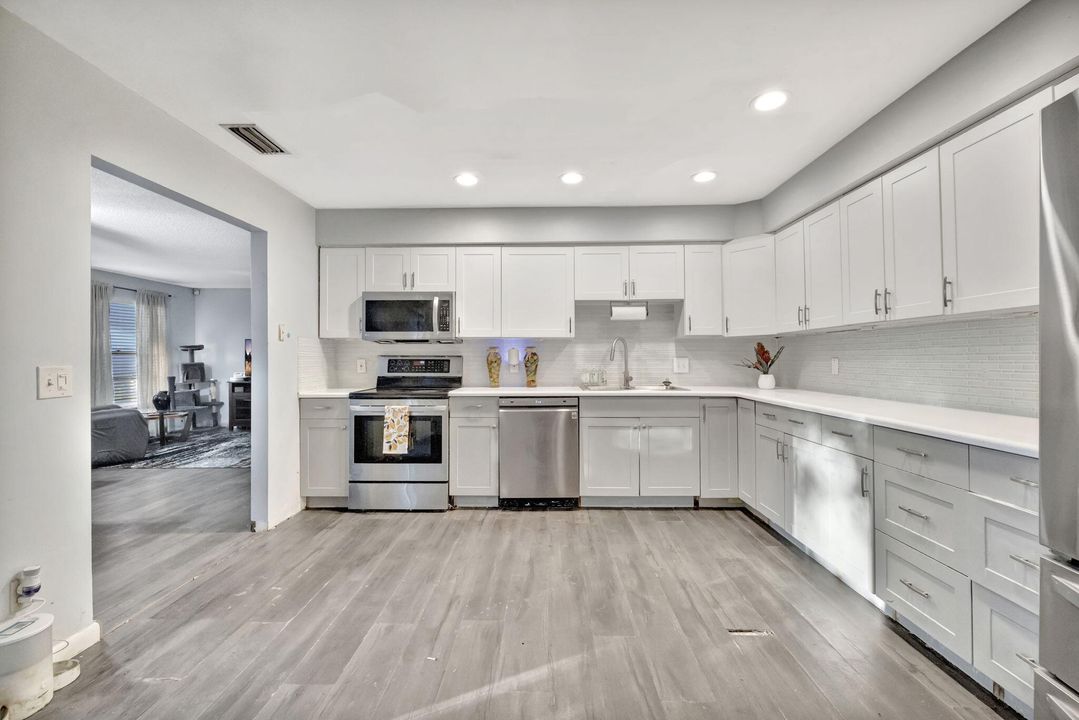 For Sale: $215,000 (2 beds, 2 baths, 1354 Square Feet)