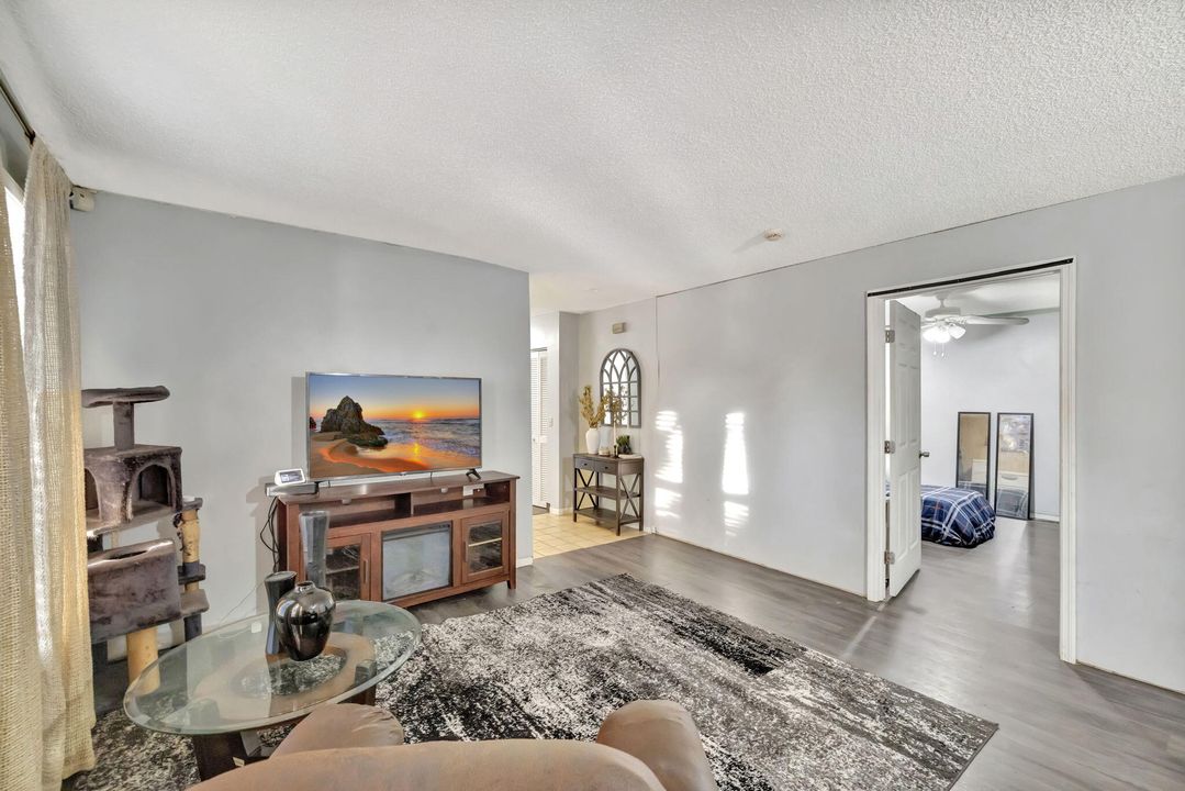 For Sale: $215,000 (2 beds, 2 baths, 1354 Square Feet)