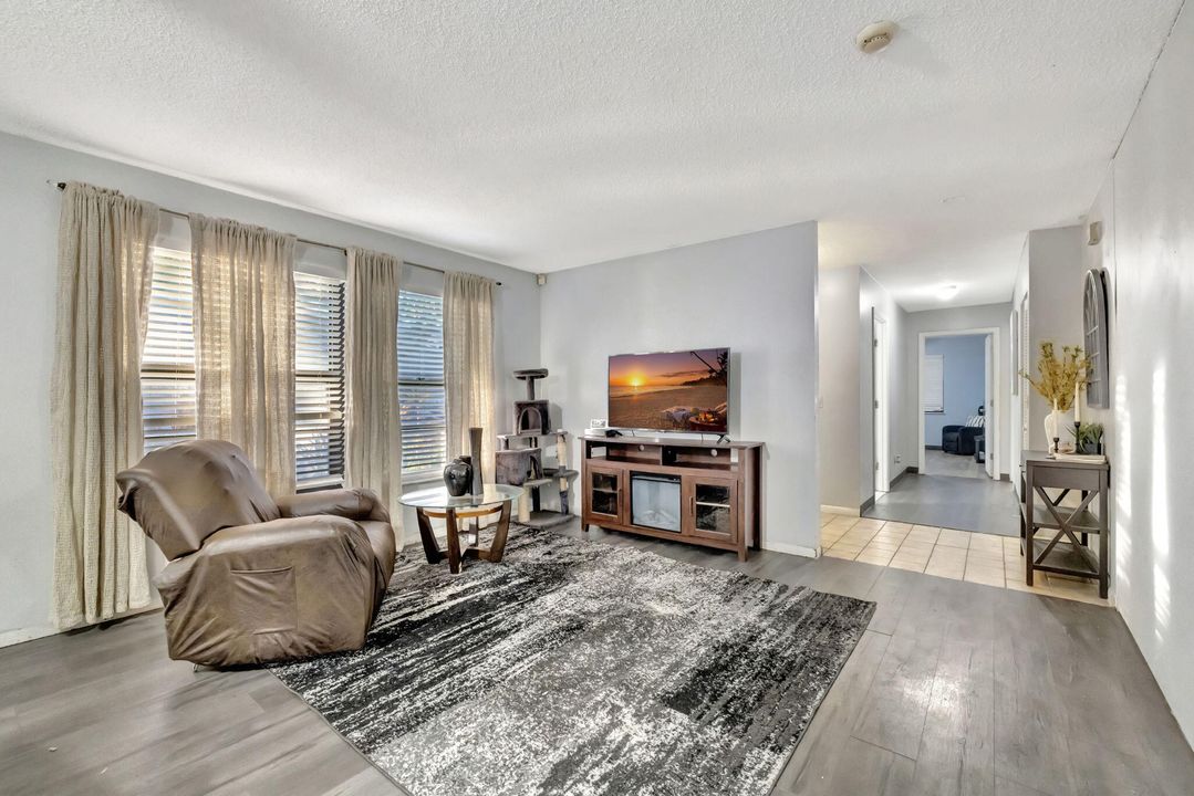 For Sale: $215,000 (2 beds, 2 baths, 1354 Square Feet)