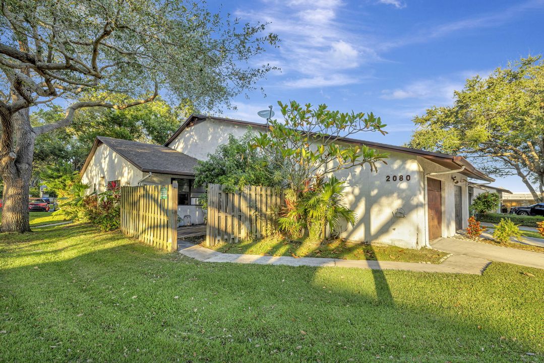 For Sale: $215,000 (2 beds, 2 baths, 1354 Square Feet)