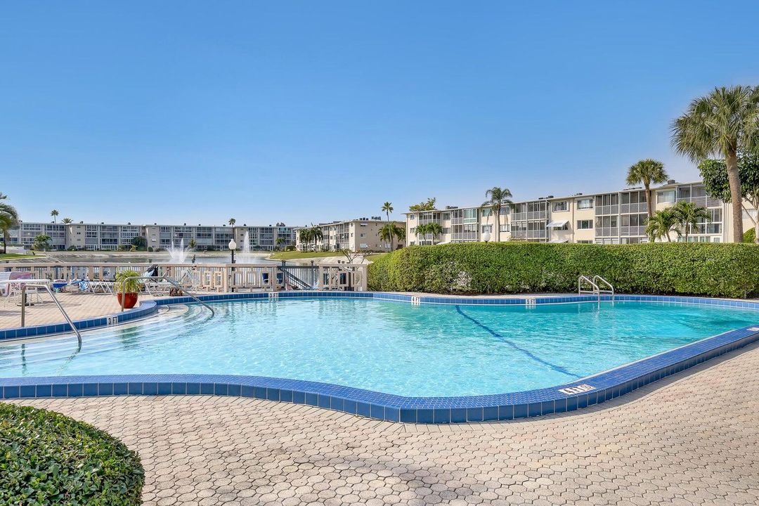 Active With Contract: $125,000 (2 beds, 2 baths, 894 Square Feet)