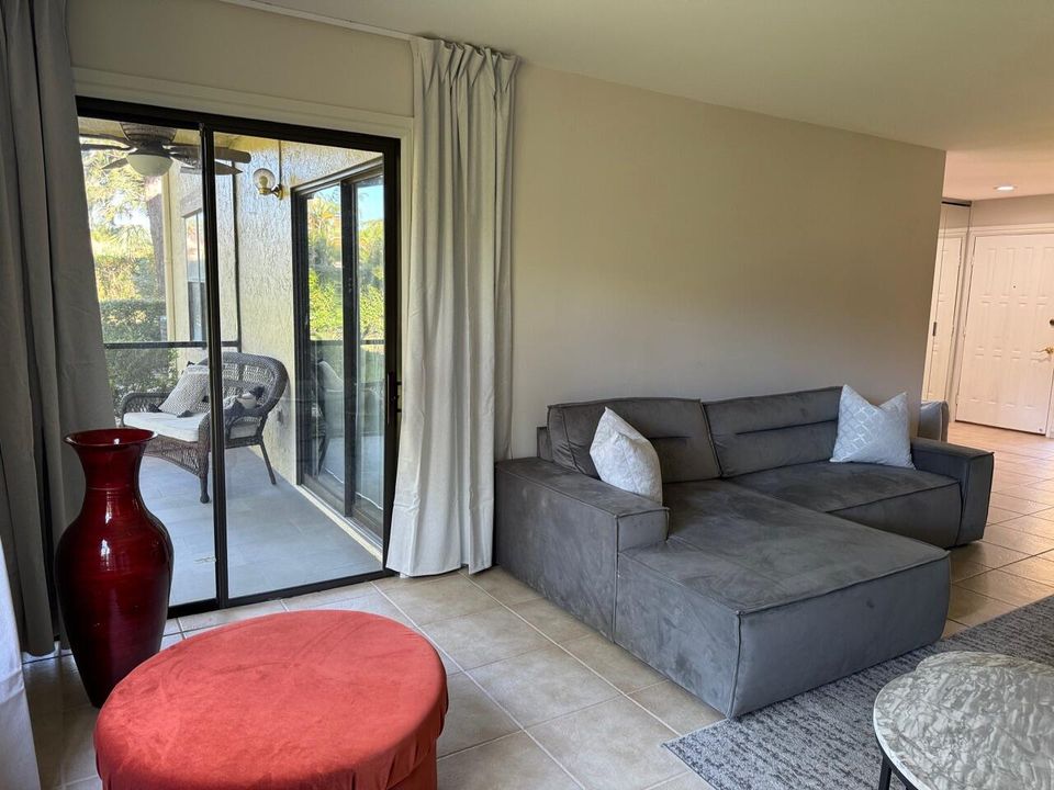 В аренду: $4,800 (2 спален, 2 ванн, 1180 Квадратных фут)