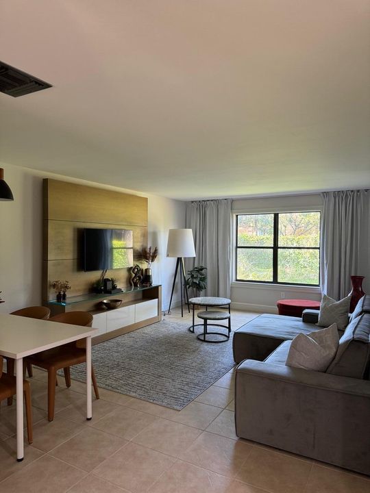 В аренду: $4,800 (2 спален, 2 ванн, 1180 Квадратных фут)