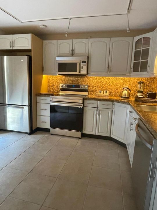 В аренду: $4,800 (2 спален, 2 ванн, 1180 Квадратных фут)