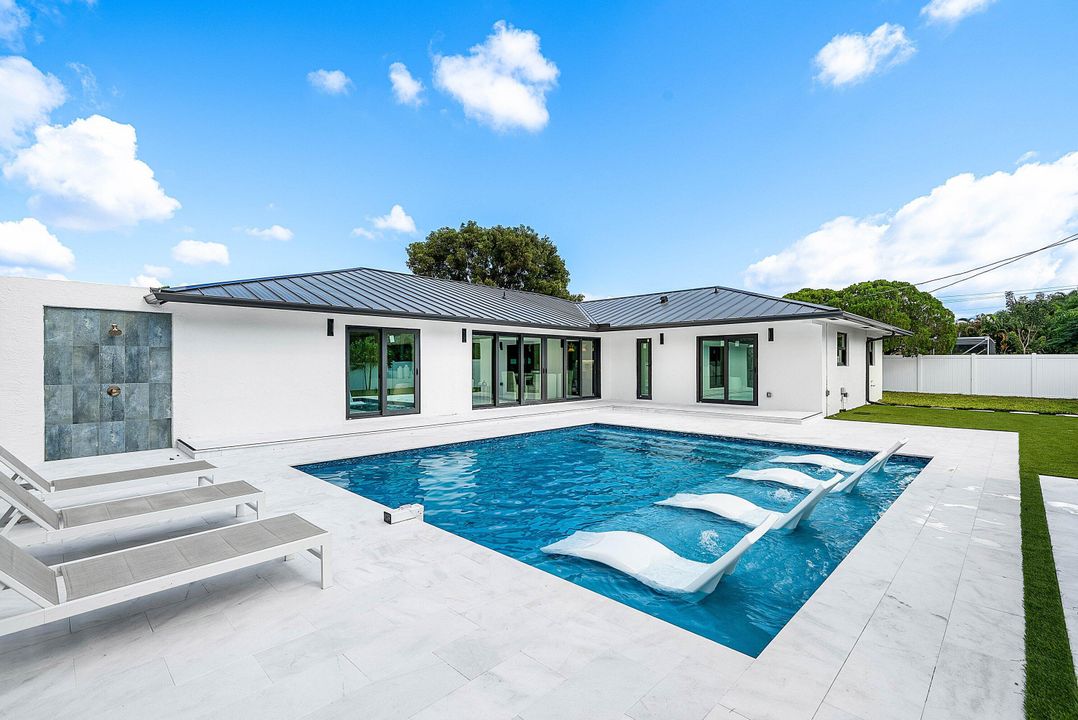 For Sale: $2,750,000 (5 beds, 4 baths, 2800 Square Feet)