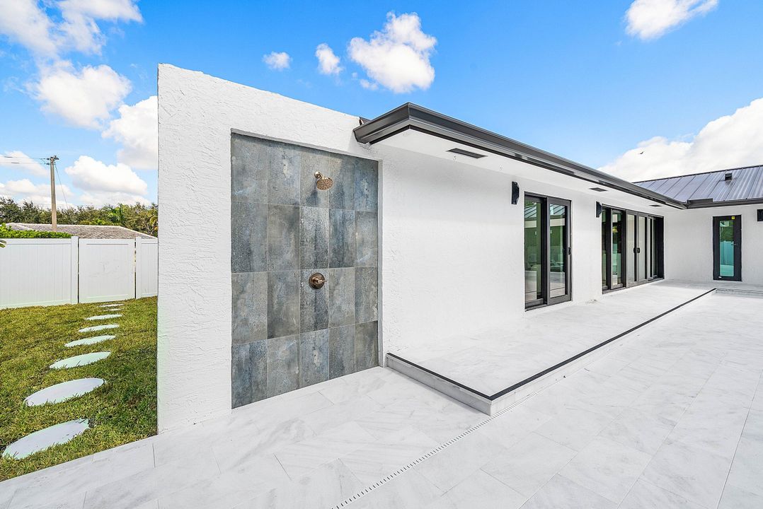 For Sale: $2,750,000 (5 beds, 4 baths, 2800 Square Feet)